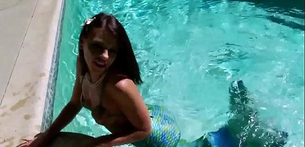  Babe anally toys in pool and gets ass fucked